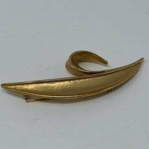 Vtg Trifari Gold Tone Asymmetrical Brooch Pin Fashion Jewelry Signed